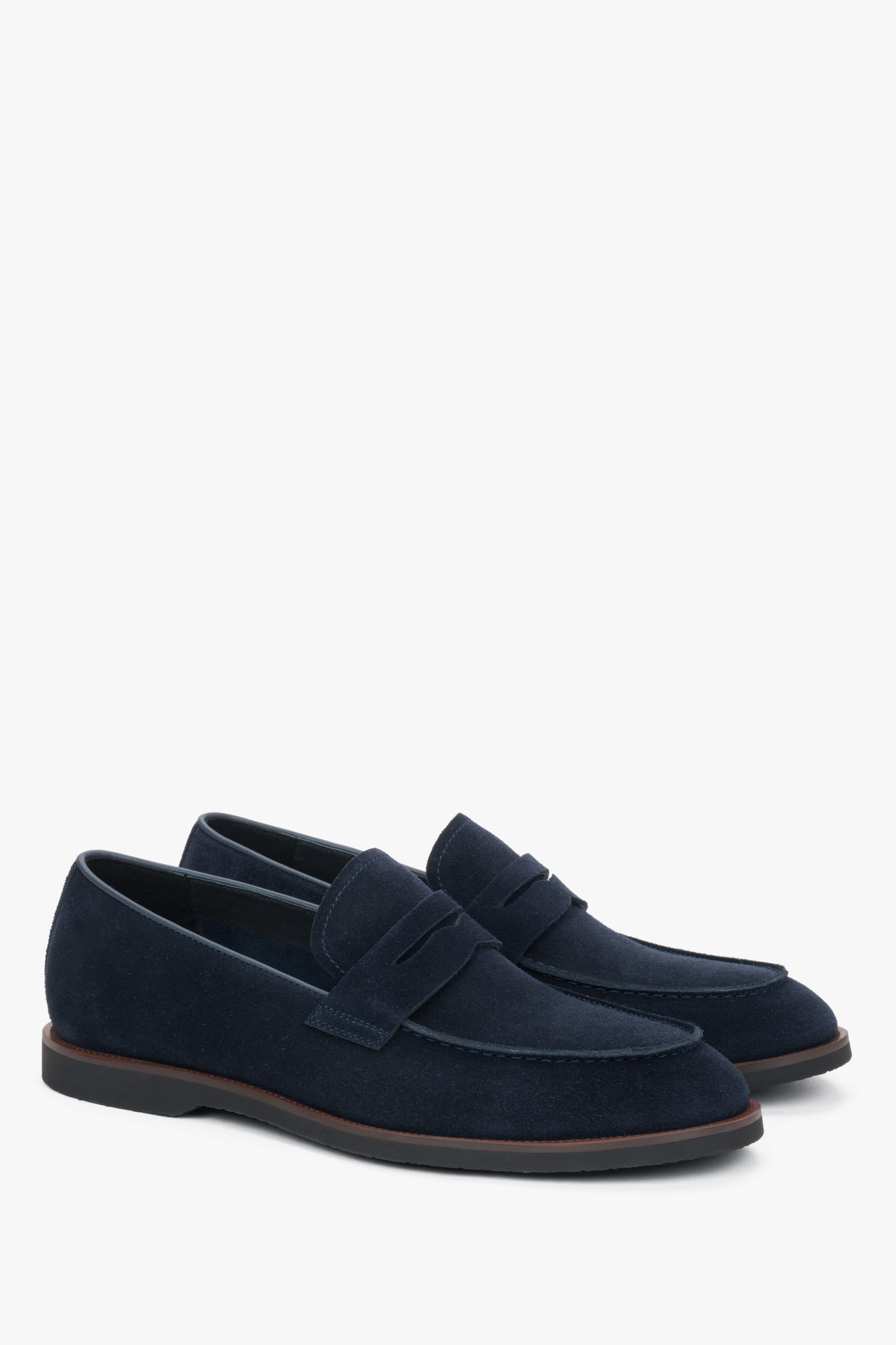 Men’s navy loafers in genuine velour with a soft heel counter Estro.