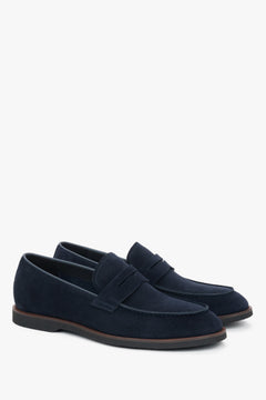 Men’s navy loafers in genuine velour with a soft heel counter Estro.