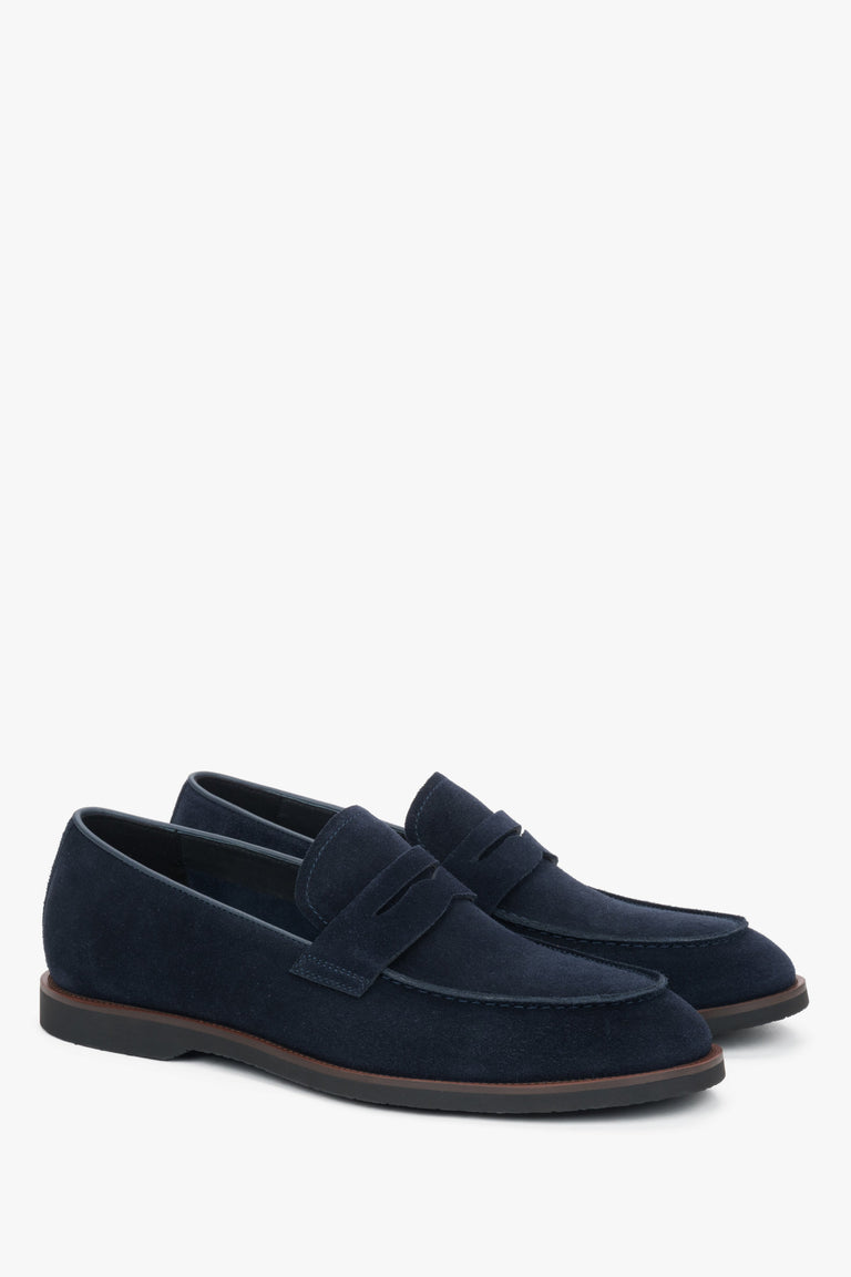 Men’s navy loafers in genuine velour with a soft heel counter Estro.