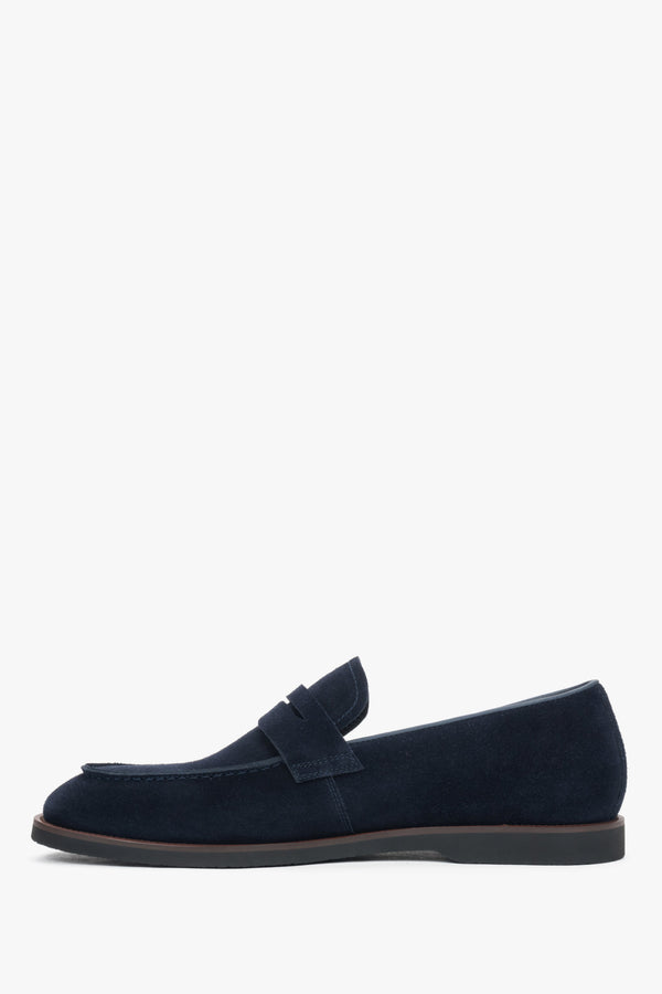 Slip-on men’s loafers in navy velour with natural leather lining.