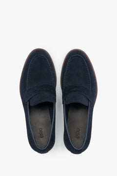 Stylish navy men’s loafers with a flat rubber sole for spring and autumn.