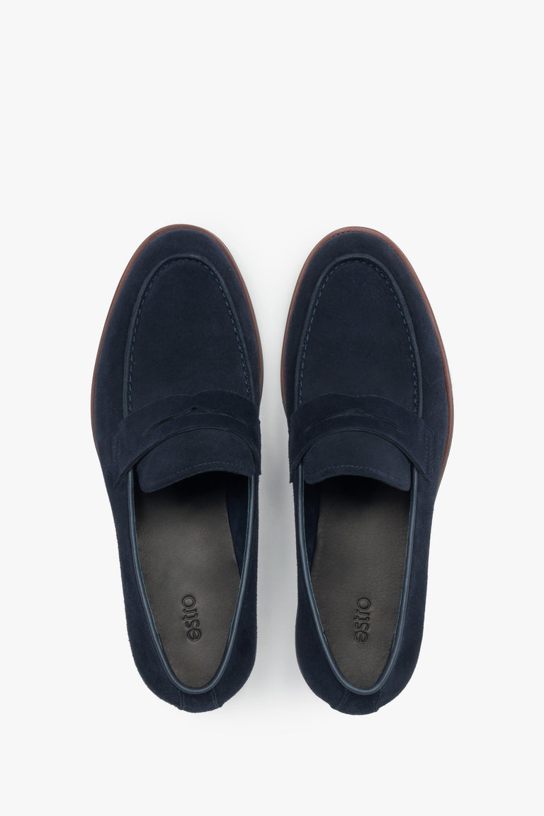 Stylish navy men’s loafers with a flat rubber sole for spring and autumn.