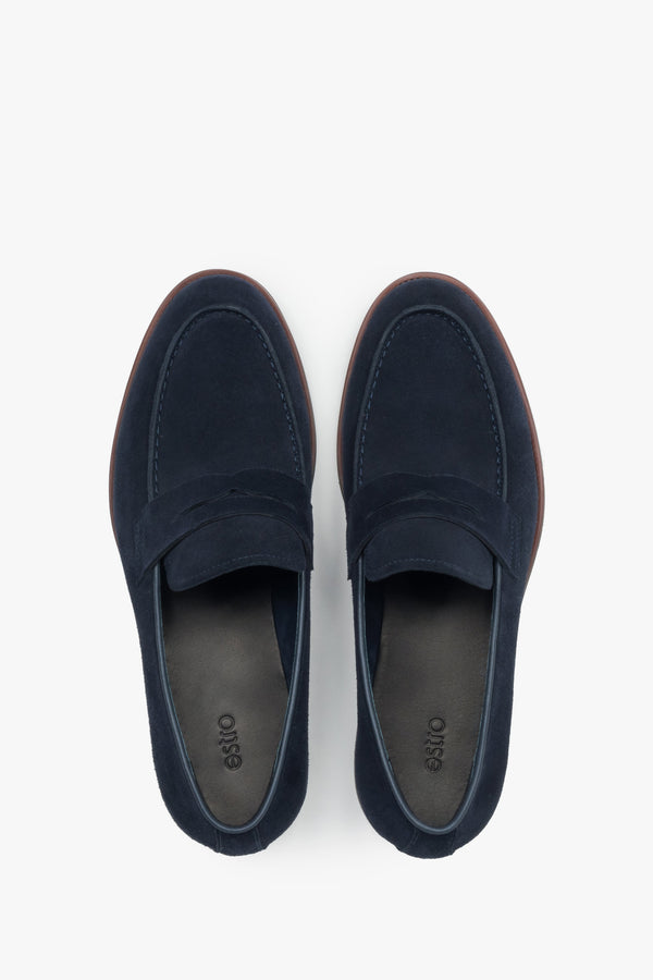 Stylish navy men’s loafers with a flat rubber sole for spring and autumn.