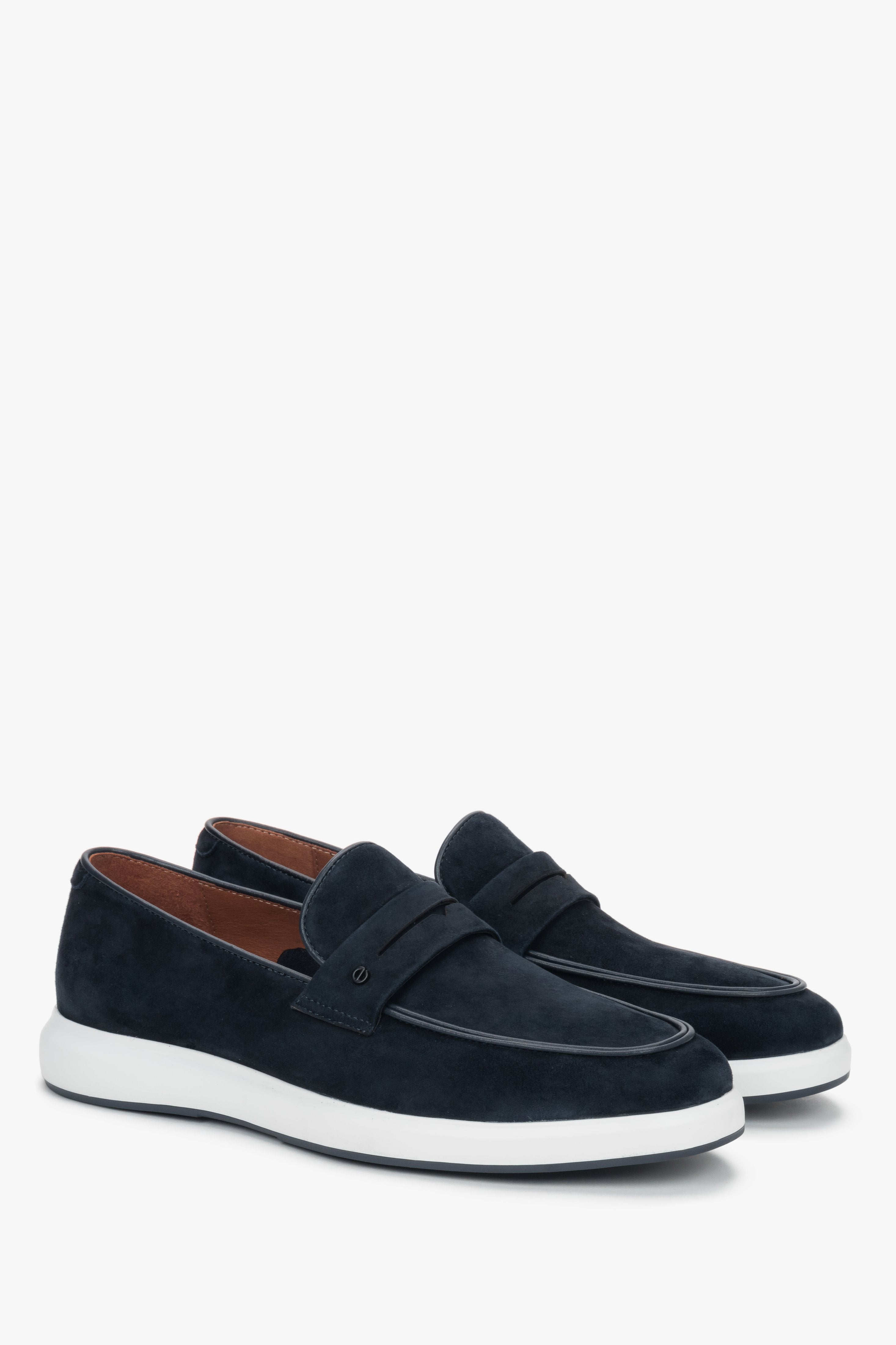 Navy men’s moccasins on a flexible sole made of natural velour.