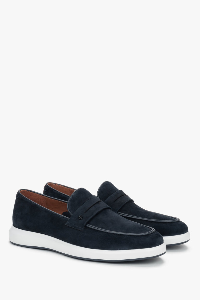 Navy men’s moccasins on a flexible sole made of natural velour.