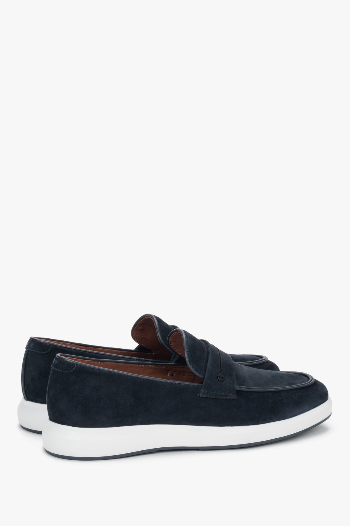 Made of natural velour, navy men’s moccasins on a flexible sole, Estro.