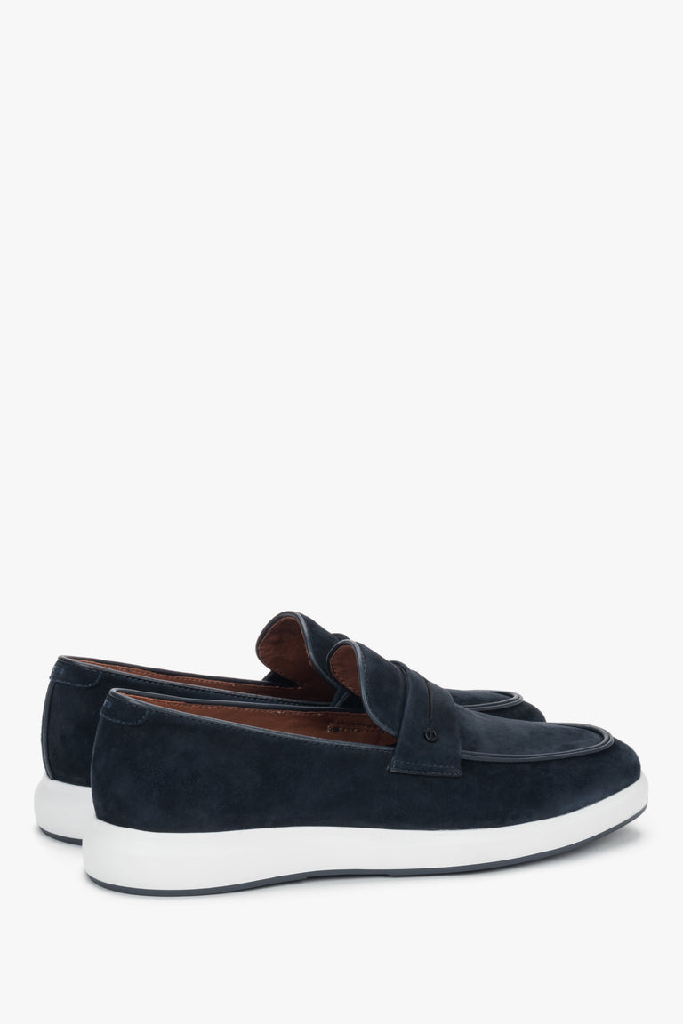Made of natural velour, navy men’s moccasins on a flexible sole, Estro.