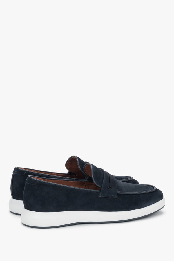 Made of natural velour, navy men’s moccasins on a flexible sole, Estro.
