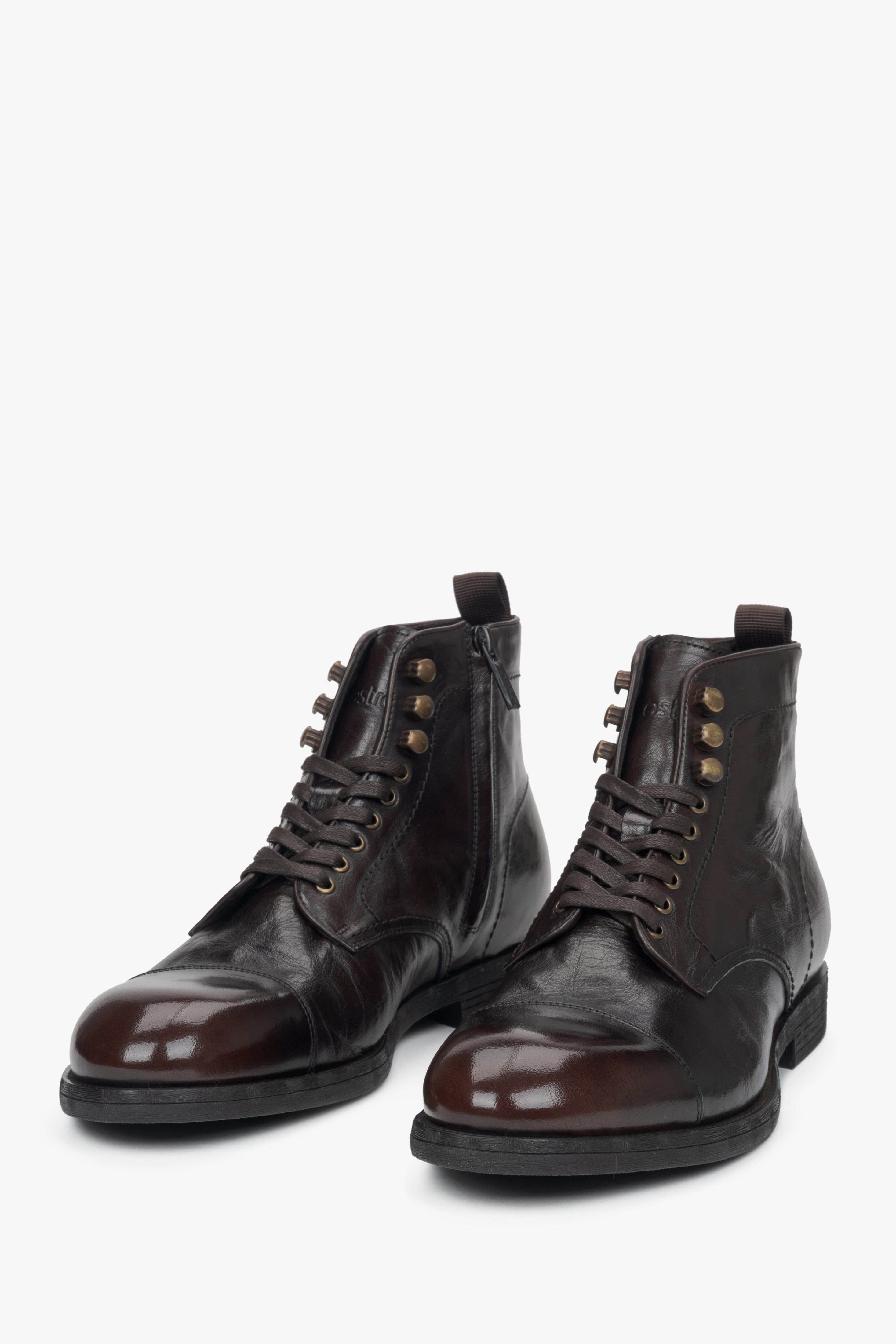 Saddle brown leather ankle boots for men with a laced-up design by Estro - a close-up on the shoe toeline.