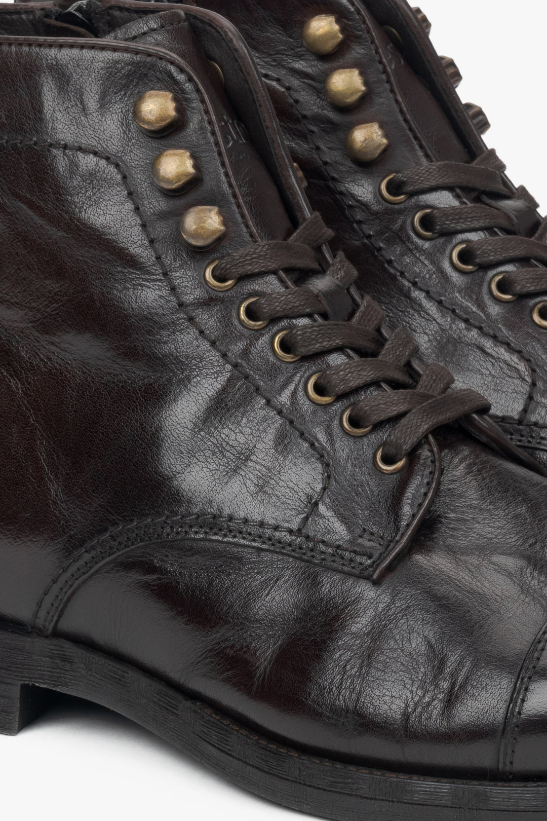 Laced-up men’s ankle boots in saddle brown leather, designed by Estro - details.