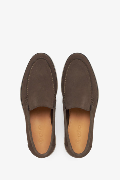 Estro men's saddle brown velvet loafers - top view shoe presentation.