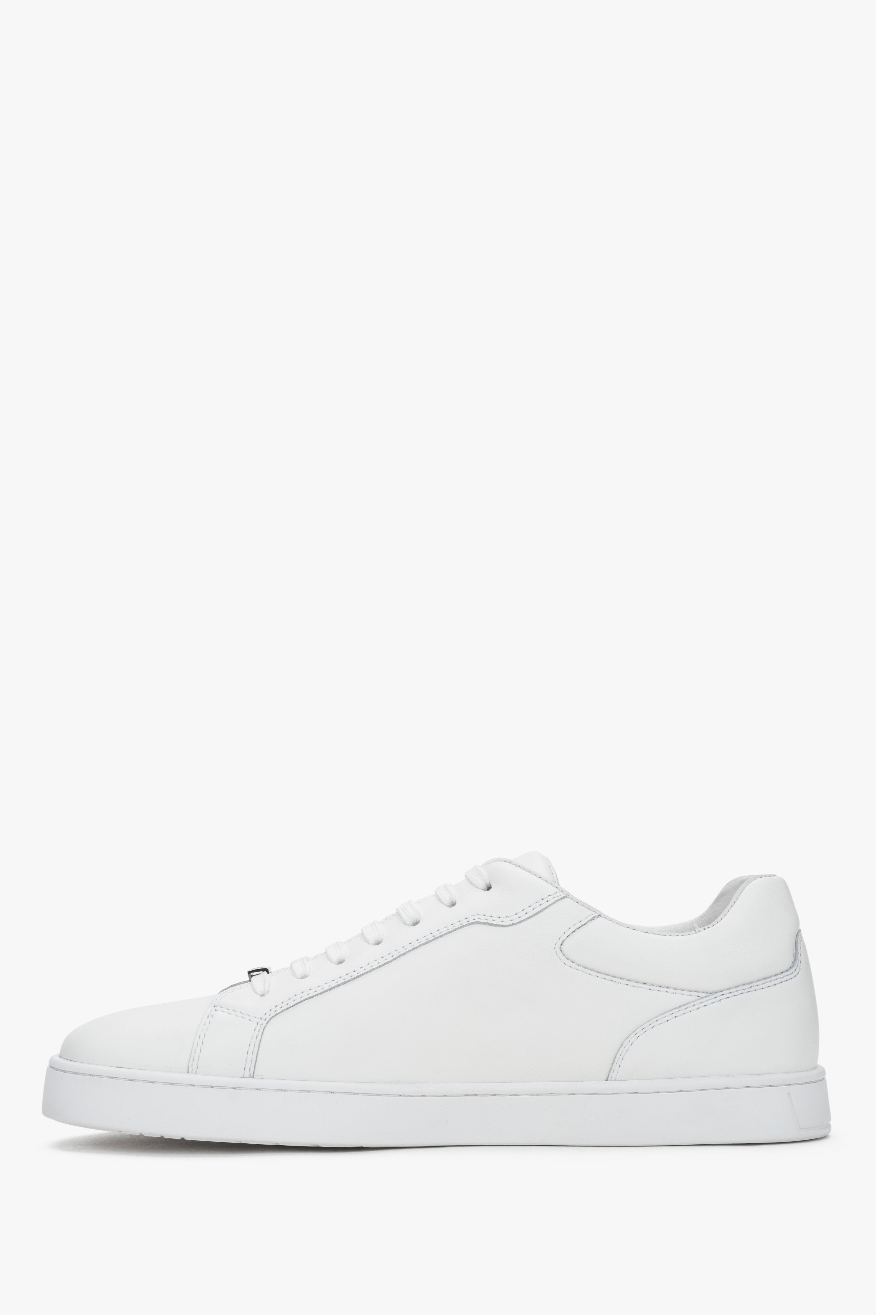 Men’s white leather sneakers with a flat sole – sleek and timeless design.