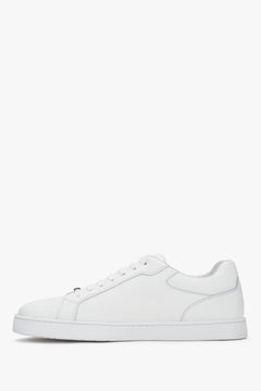 Men’s white leather sneakers with a flat sole – sleek and timeless design.