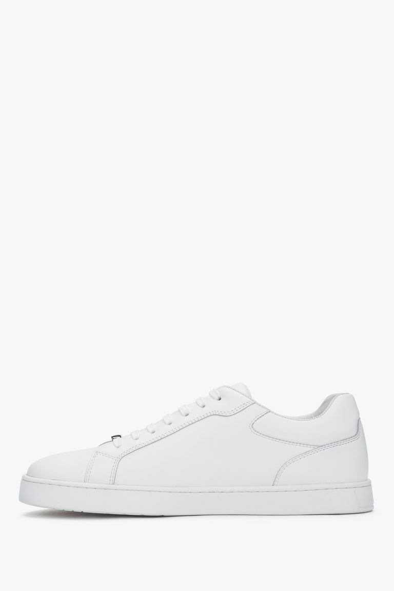 Men’s white leather sneakers with a flat sole – sleek and timeless design.