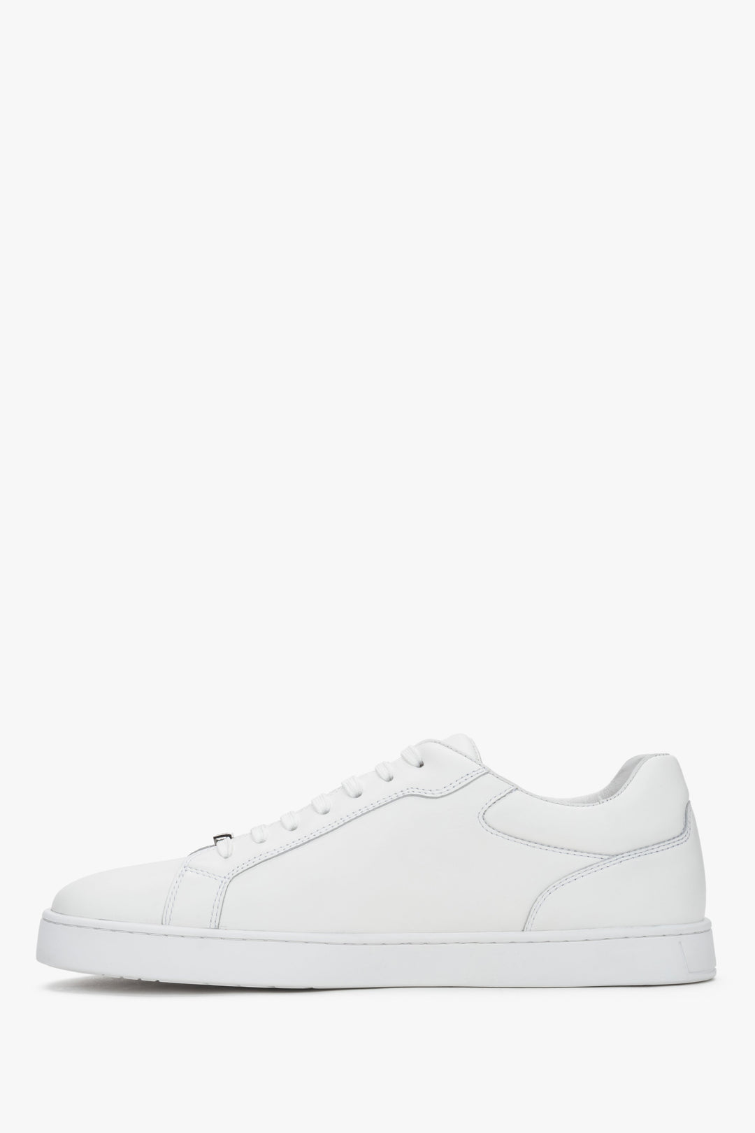 Men’s white leather sneakers with a flat sole – sleek and timeless design.