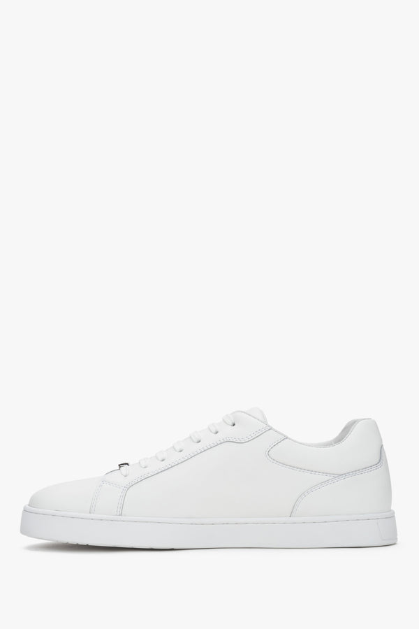Men’s white leather sneakers with a flat sole – sleek and timeless design.