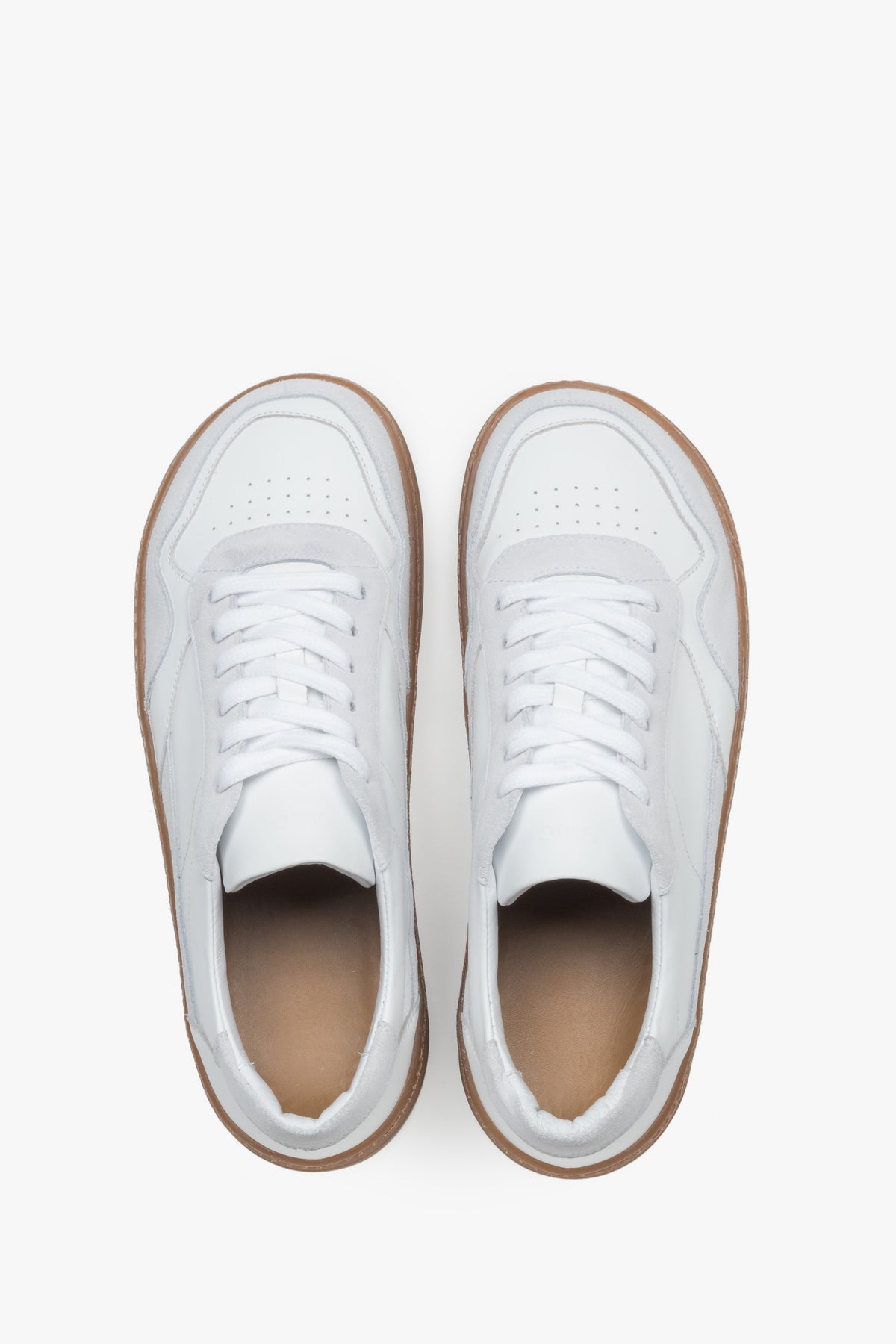 Minimalist men’s barefoot sneakers combining sporty elegance with the comfort of natural walking.