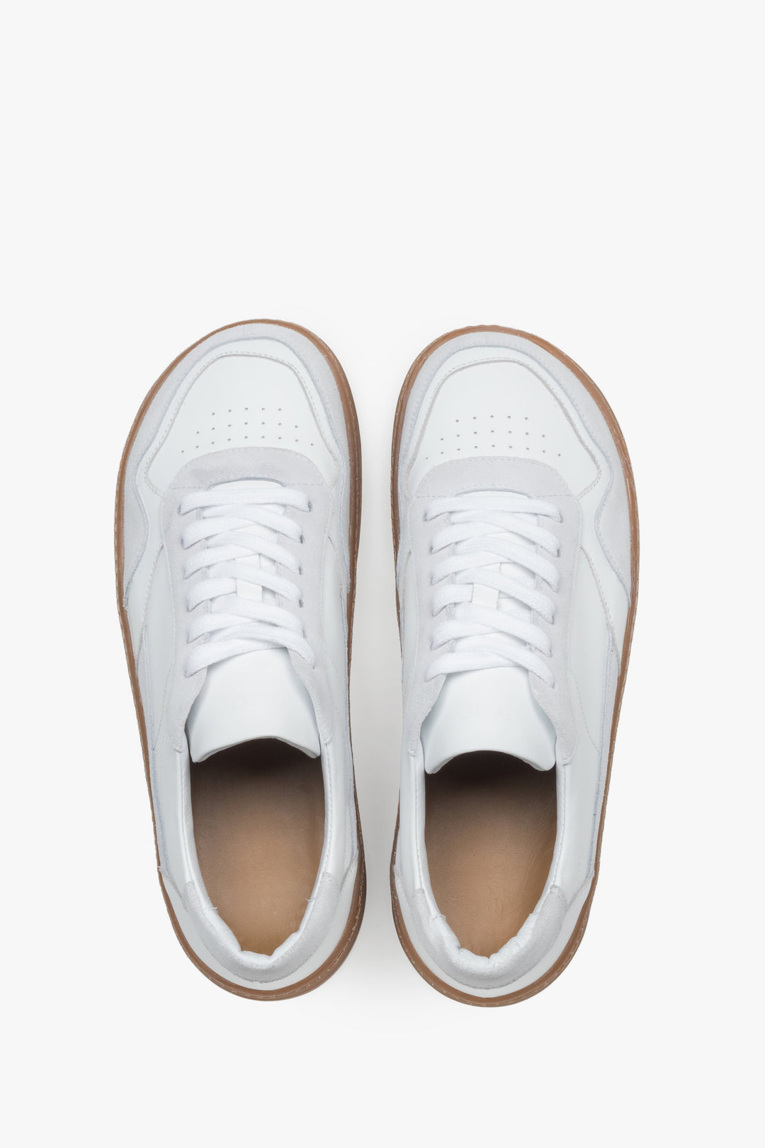 Minimalist men’s barefoot sneakers combining sporty elegance with the comfort of natural walking.