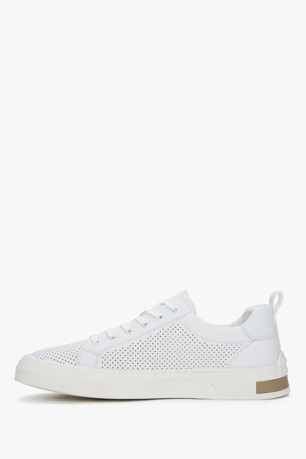 Summer men’s sneakers with perforations for optimal ventilation.