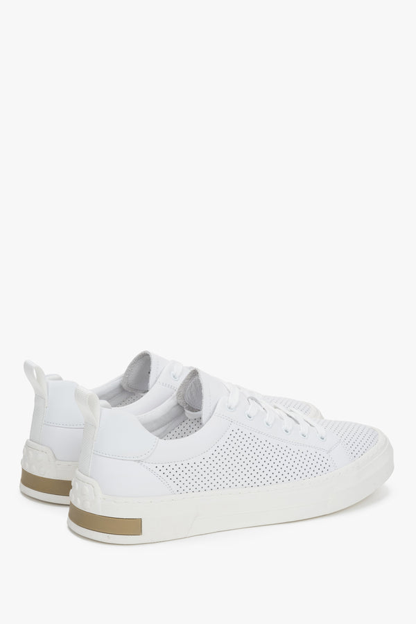 Casual men’s sneakers designed for comfort and breathable summer wear.