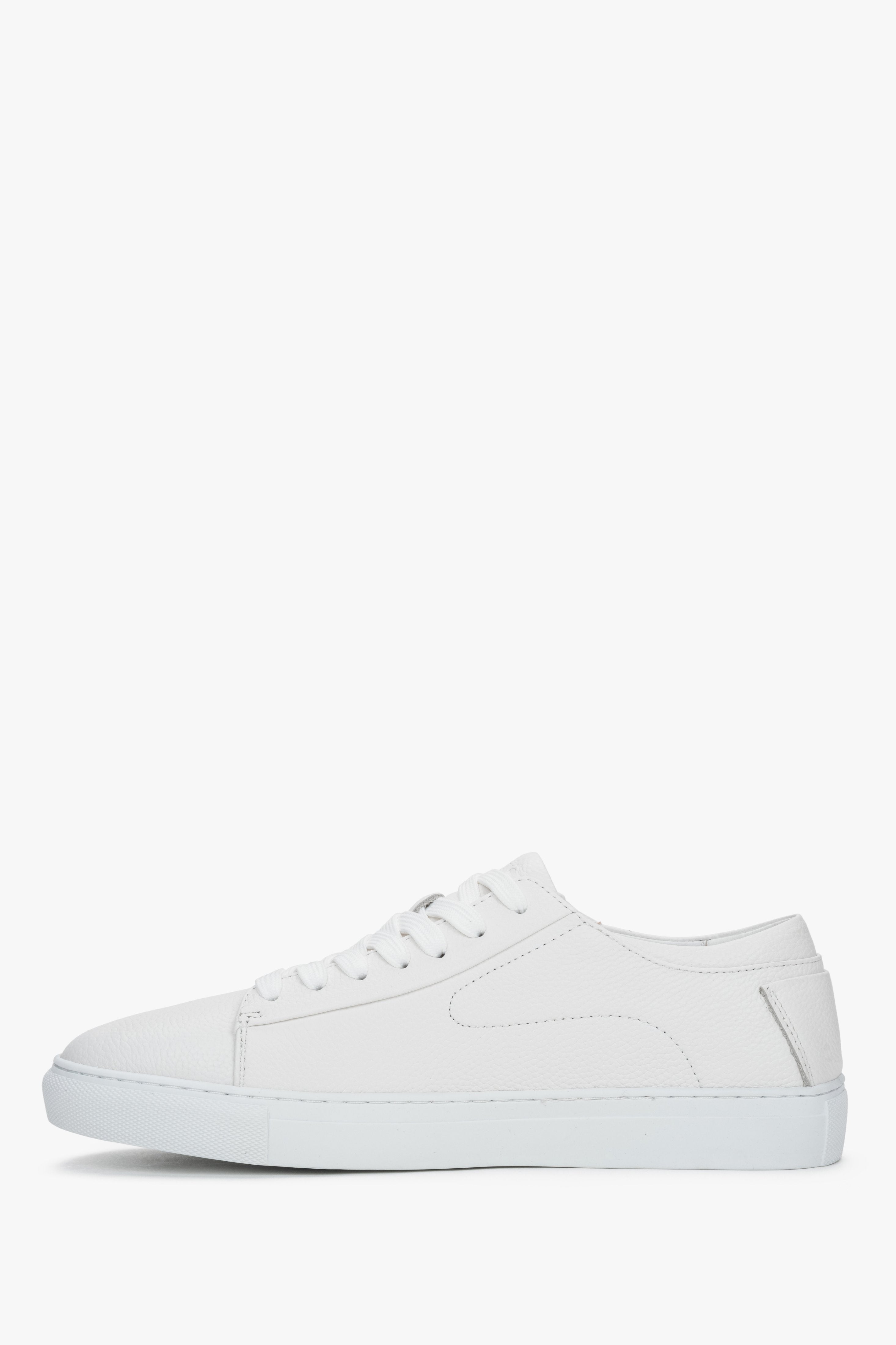Classic white lace-up sneakers with natural leather lining.
