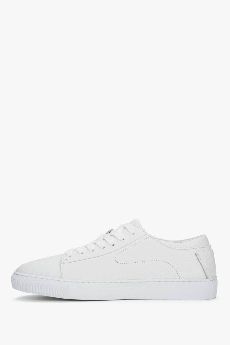 Classic white lace-up sneakers with natural leather lining.