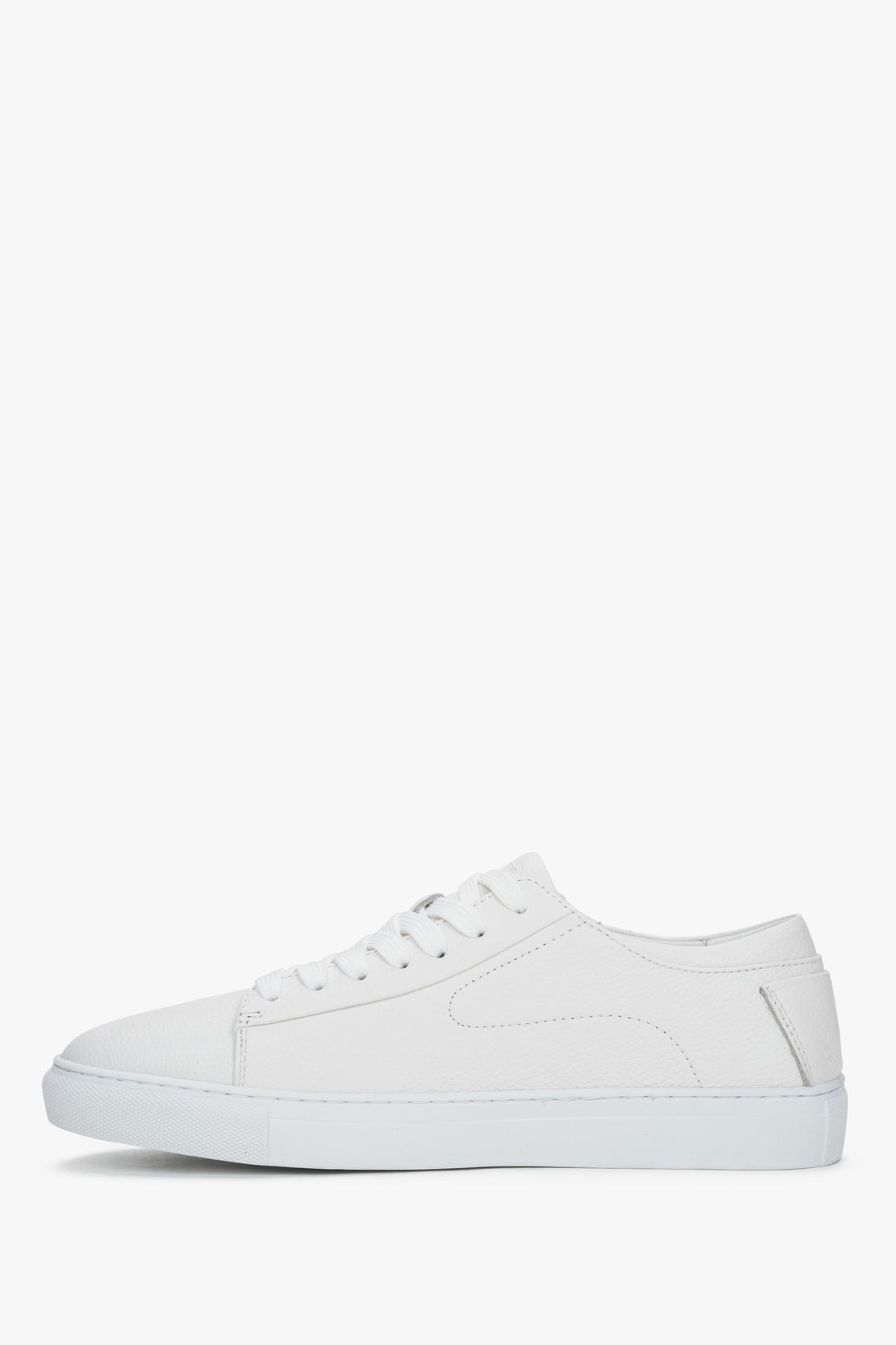 Classic white lace-up sneakers with natural leather lining.