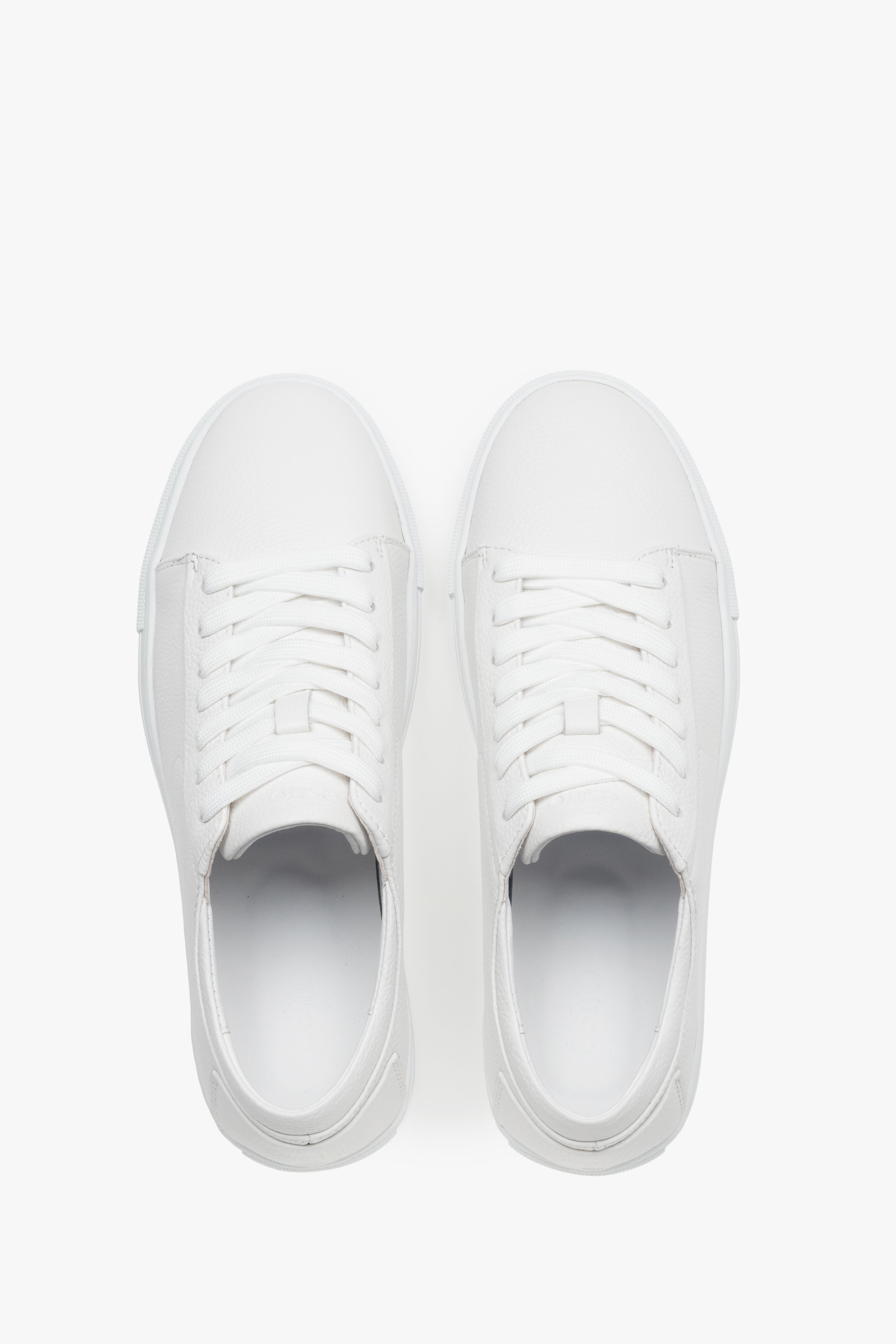 Minimalist men’s sneakers designed for everyday comfort.