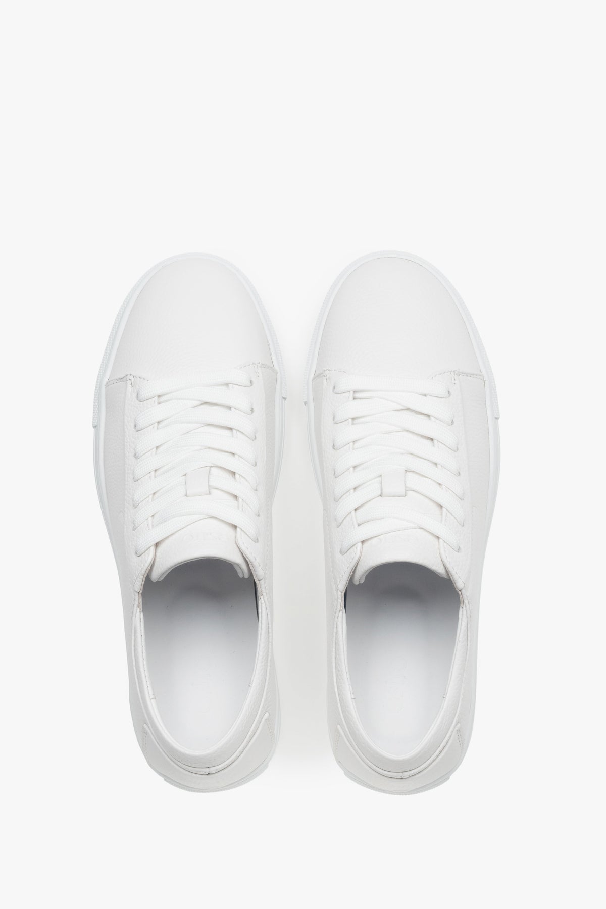 Minimalist men’s sneakers designed for everyday comfort.