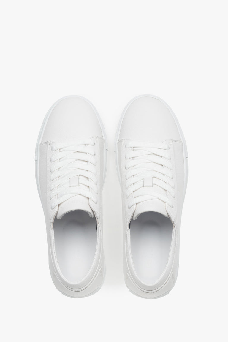 Minimalist men’s sneakers designed for everyday comfort.