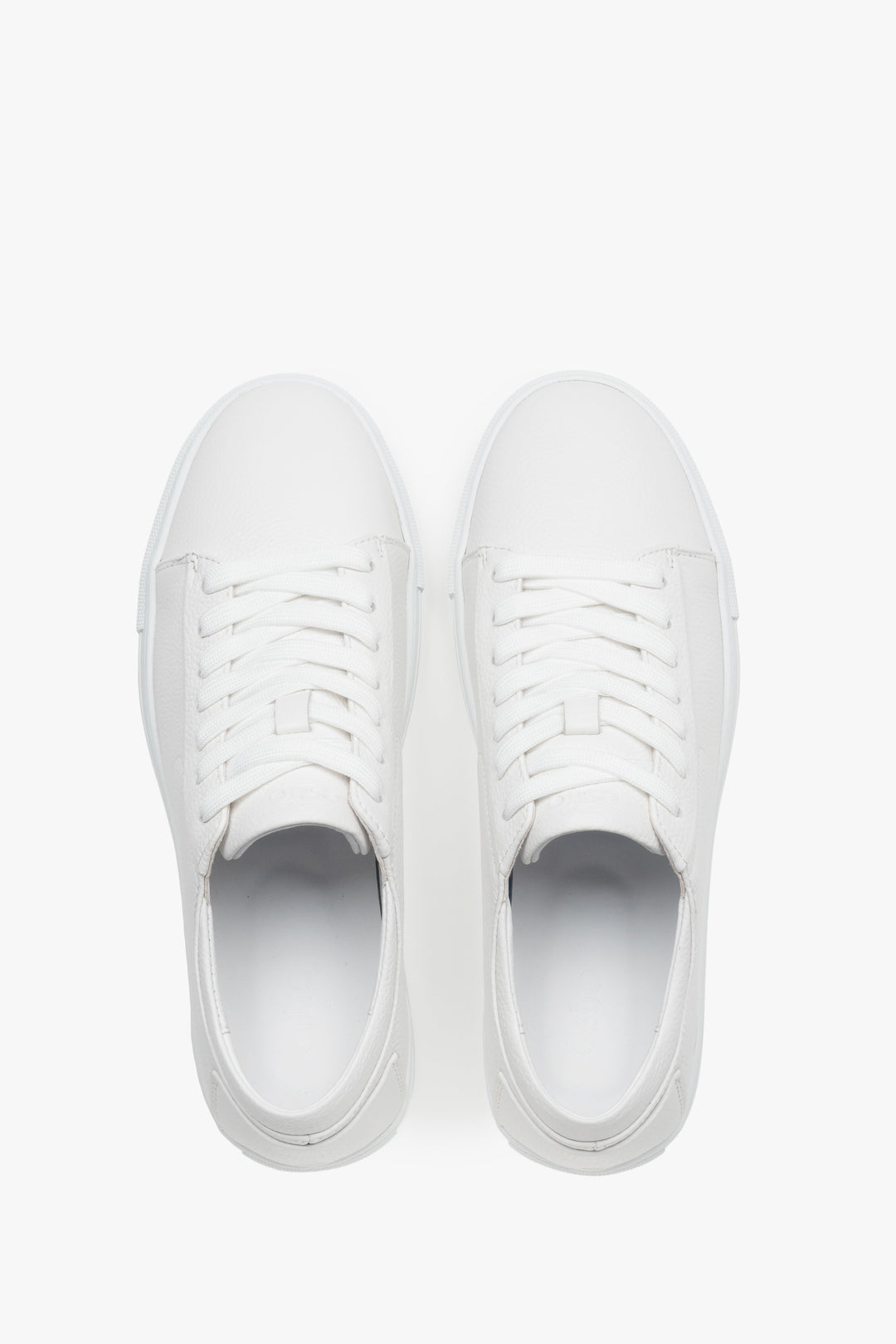 Minimalist men’s sneakers designed for everyday comfort.