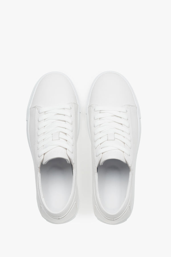 Minimalist men’s sneakers designed for everyday comfort.