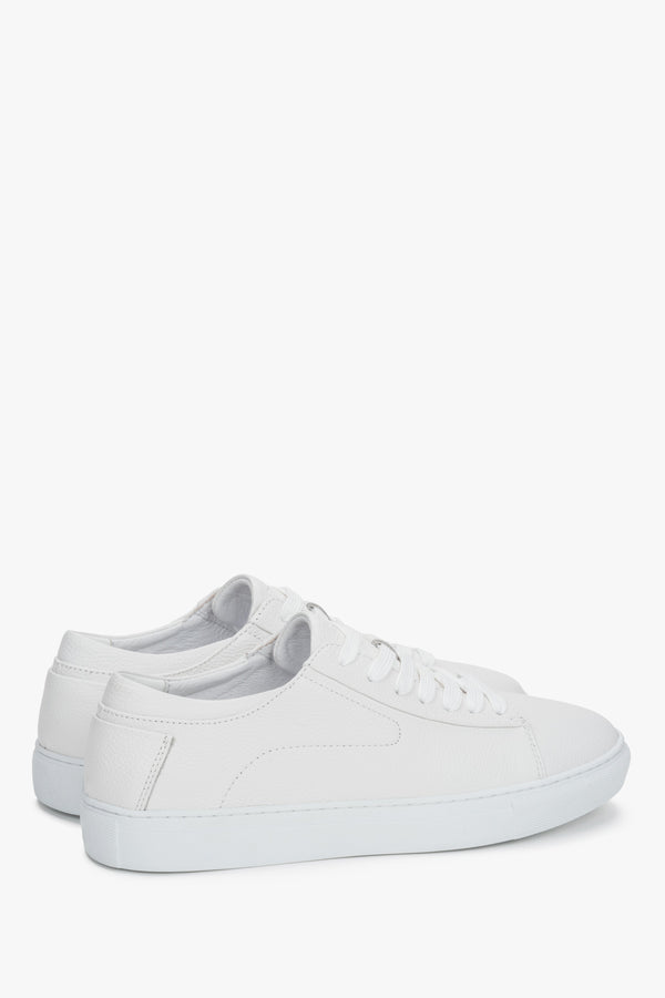 White leather sneakers with a flexible sole for spring and autumn.