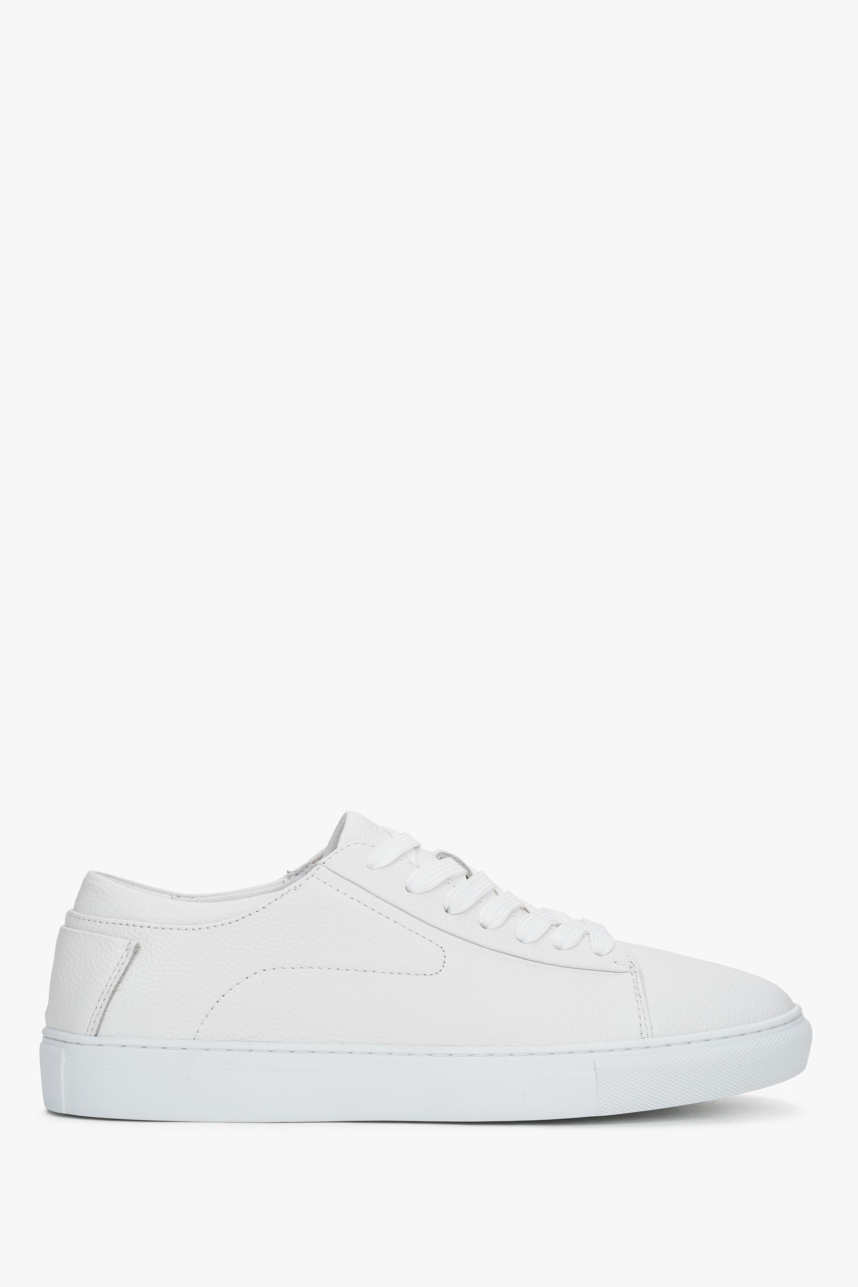 Stylish men’s sneakers Estro in white, perfect for casual outfits.