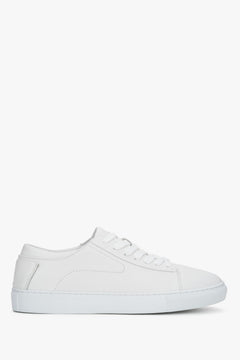 Stylish men’s sneakers Estro in white, perfect for casual outfits.