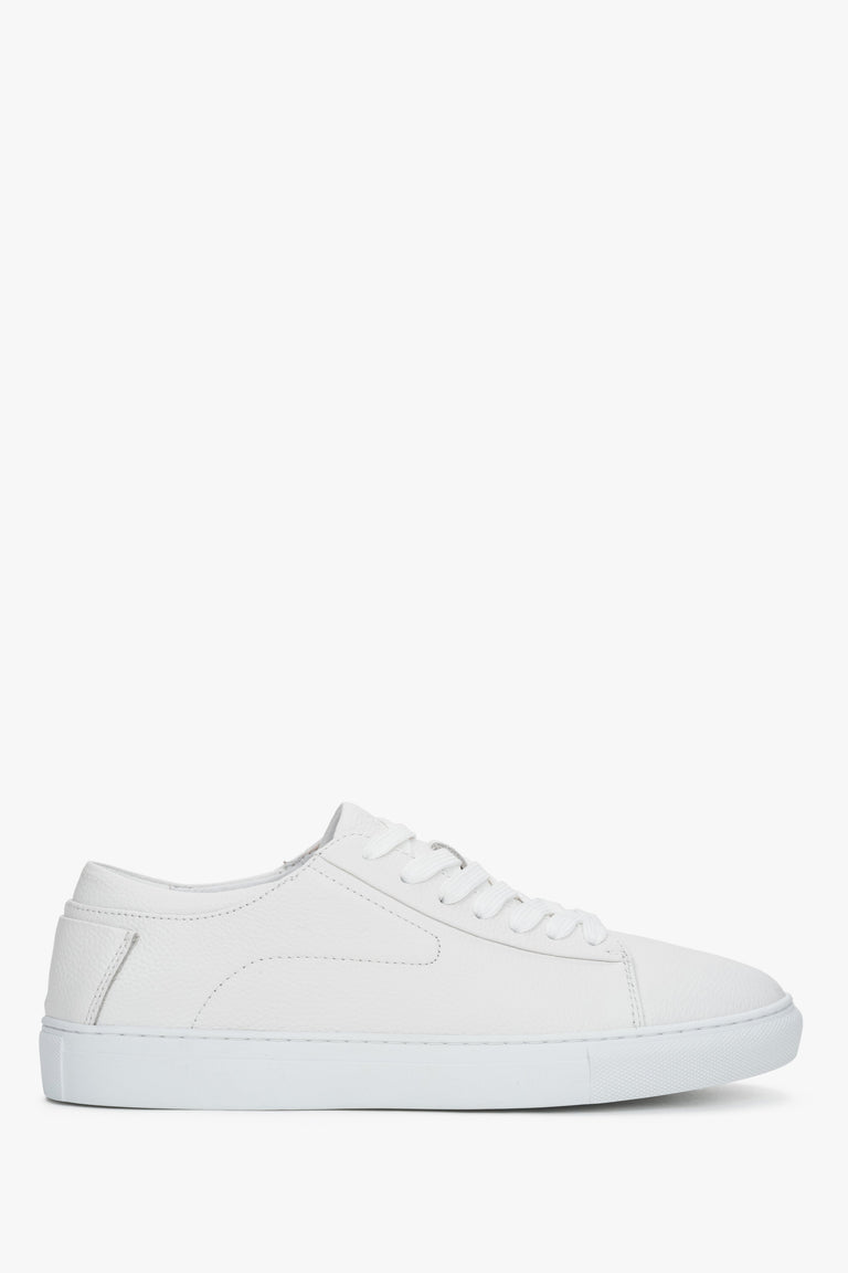 Stylish men’s sneakers Estro in white, perfect for casual outfits.
