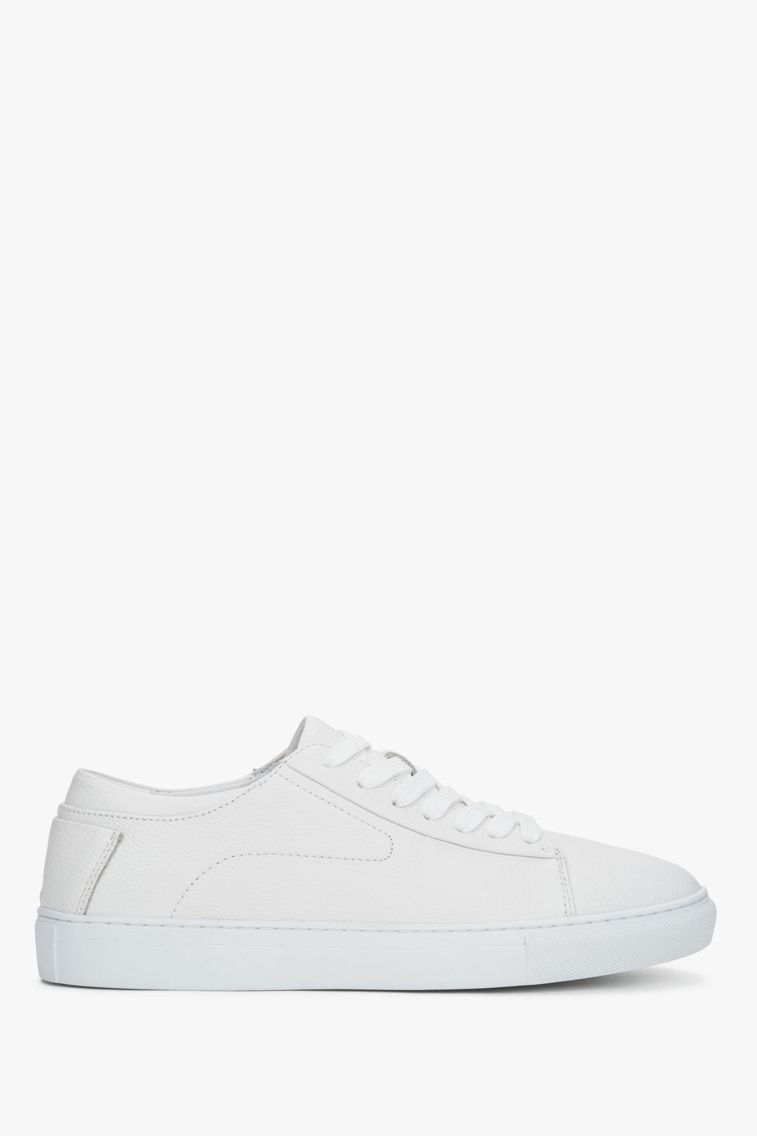 Stylish men’s sneakers Estro in white, perfect for casual outfits.