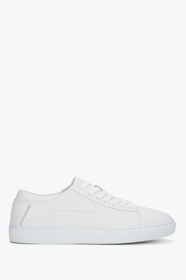 Stylish men’s sneakers Estro in white, perfect for casual outfits.