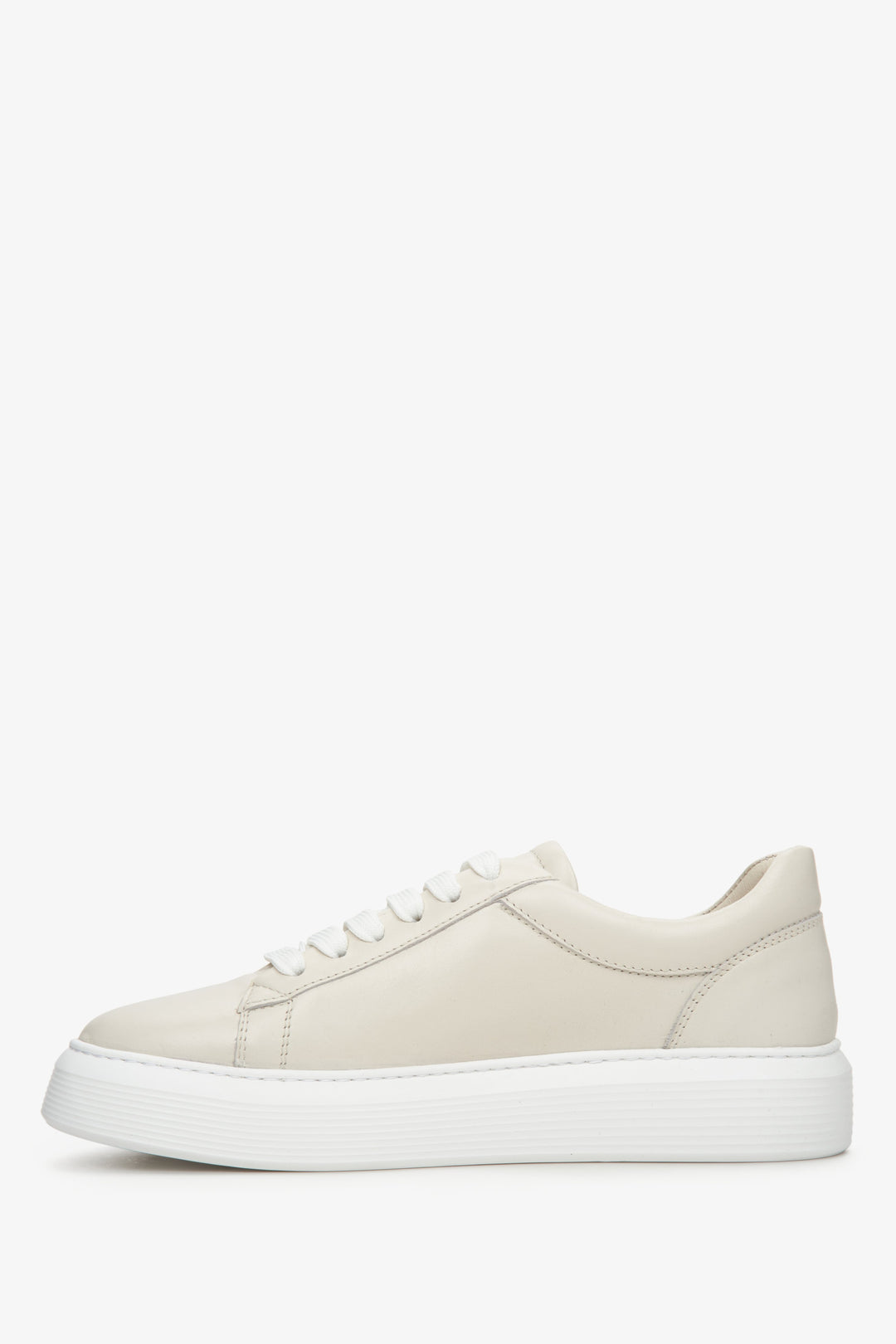 Estro women's leather sneakers with laces for fall - shoe profile.