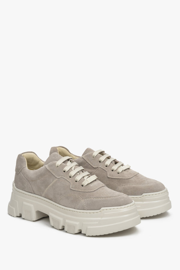 Elegant women's grey sneakers for fall.