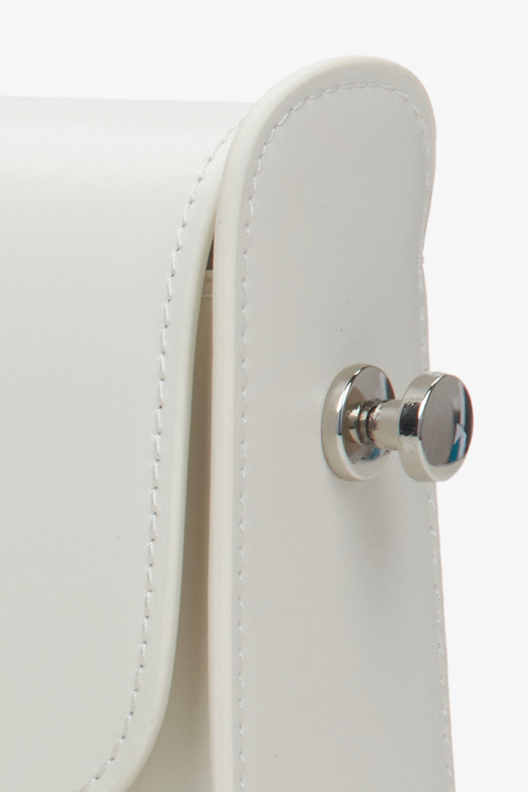 Estro milky-beige leather handbag - details.