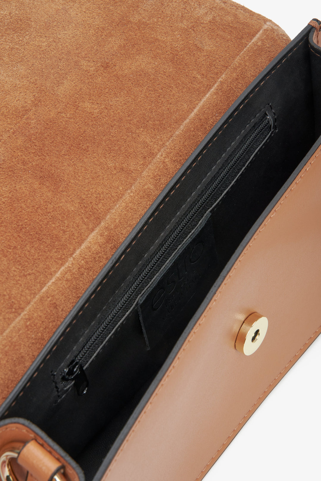 Women's brown leather handbag Estro - a close-up on the main compartment.