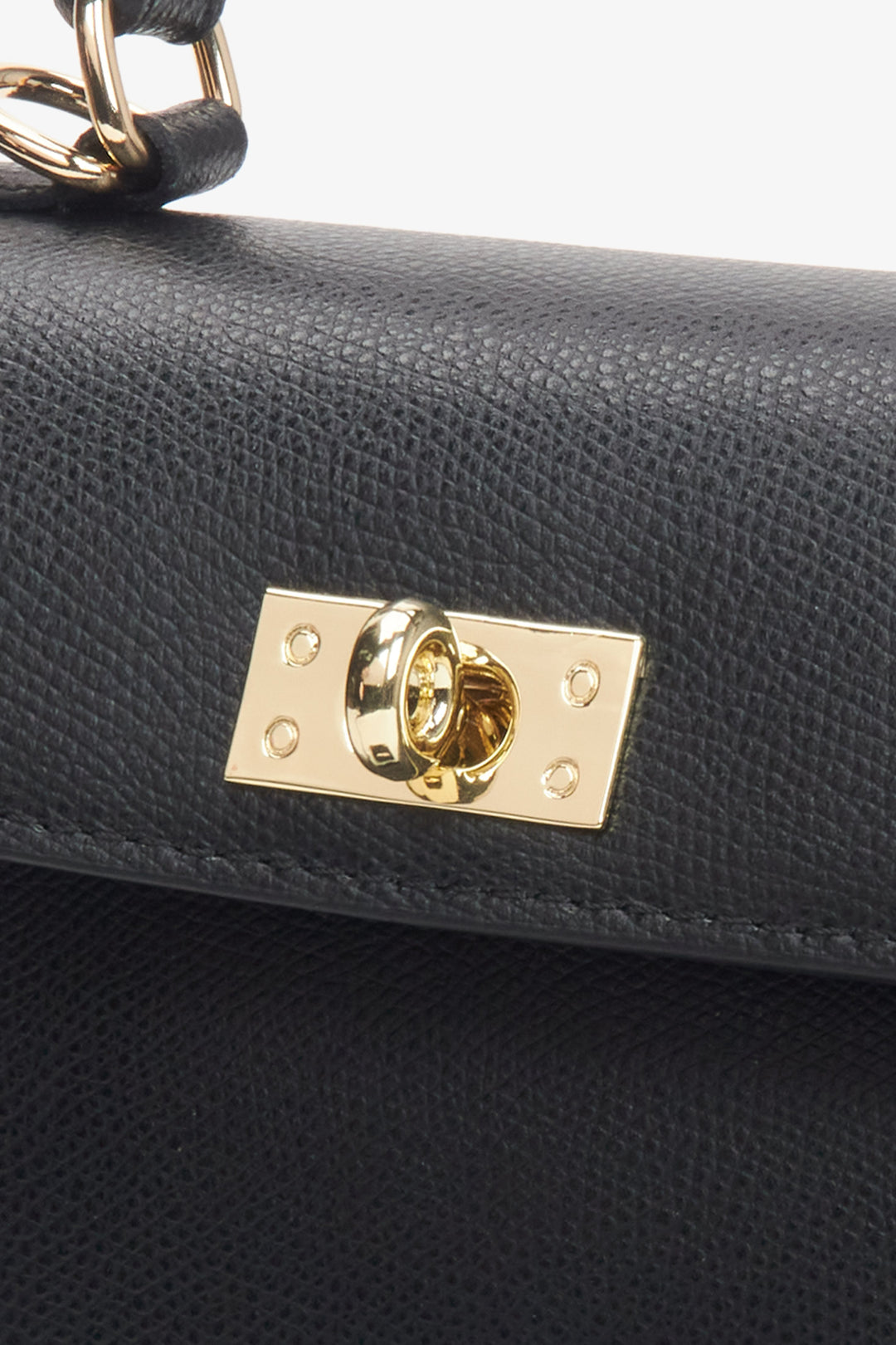 Black structured bag made of Italian natural leather Estro - close-up of gold details.