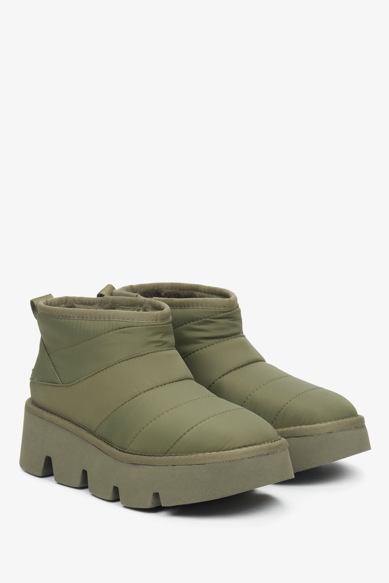 Women's warm green snow boots with genuine fur by Estro - close-up on the front and side line of the boot.