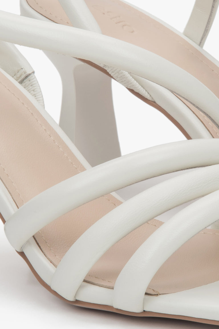 Side profile of the shoe displaying the functional elastic rubber gore insert on the inner side, ensuring a perfect fit to the foot.