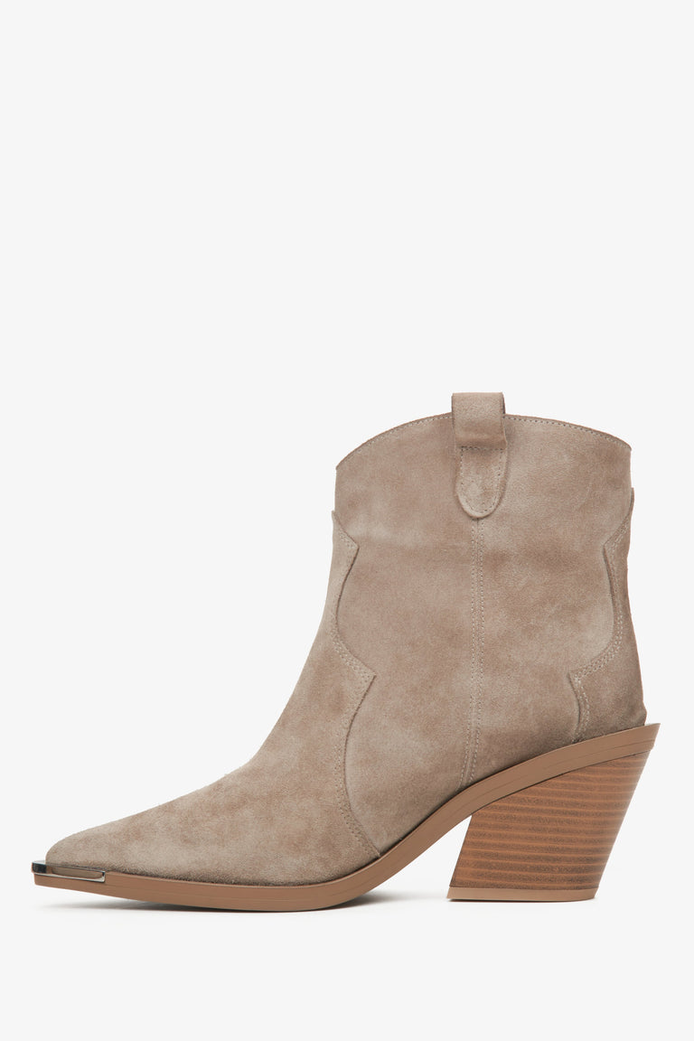 Beige suede cowboy boots Estro - shoe profile.