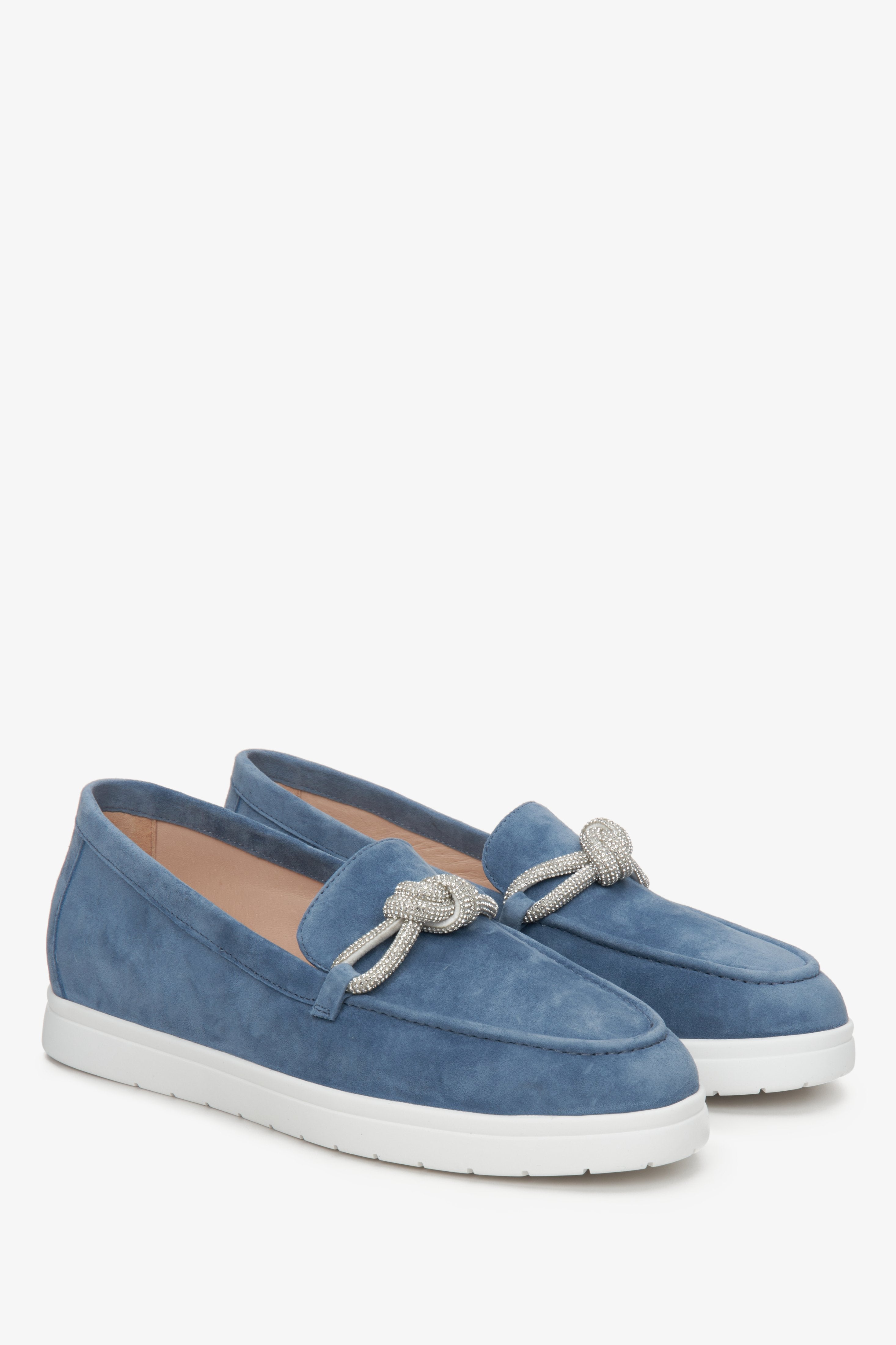 Women's Estro blue velvet moccasins - presentation of the shoe's side profile.