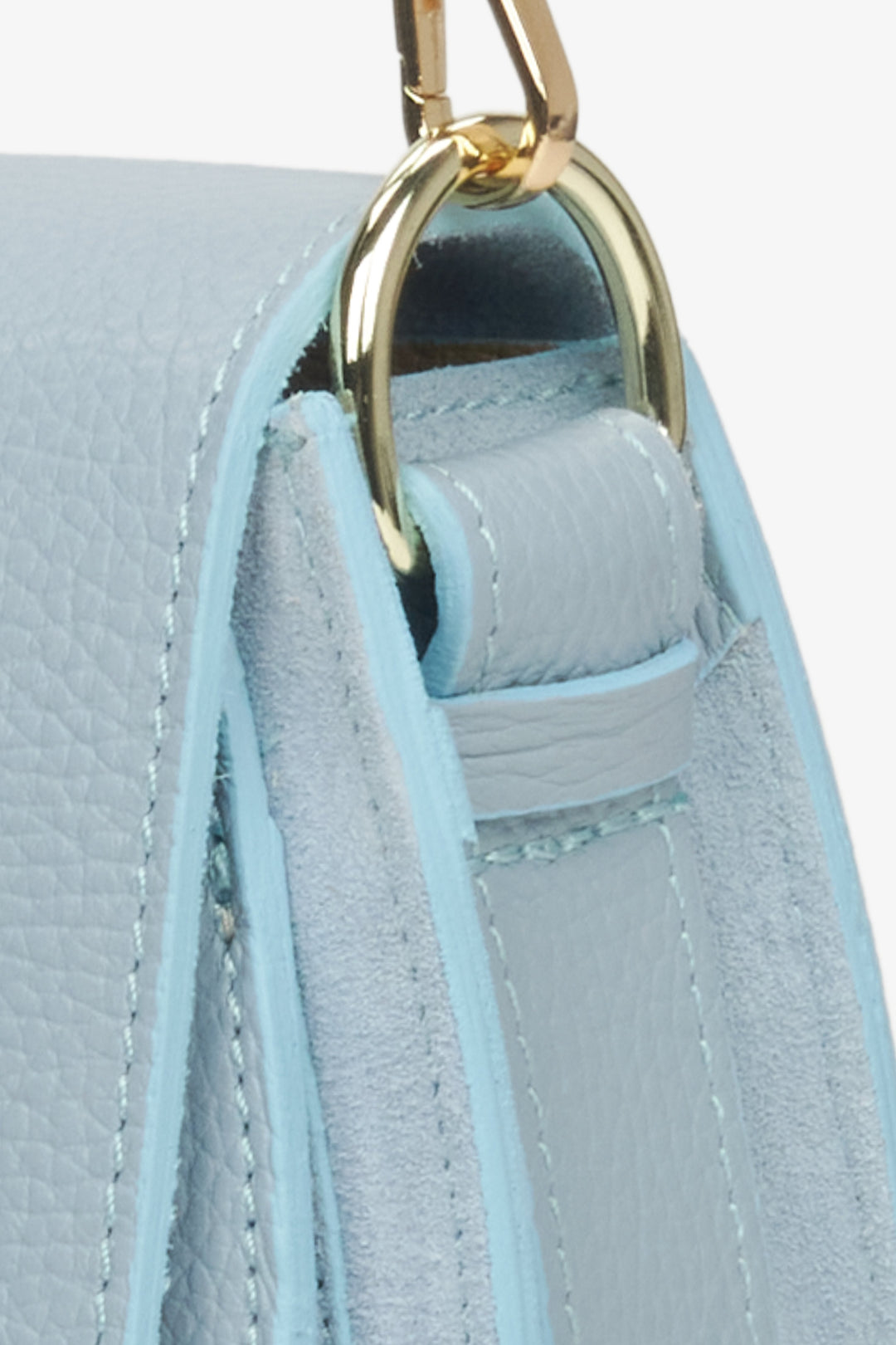 Women's blue handbag Estro - a close-up on details.
