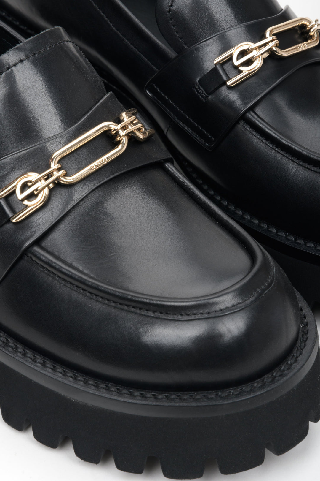 Estro moccasins made of genuine leather for women in black - close-up on details.