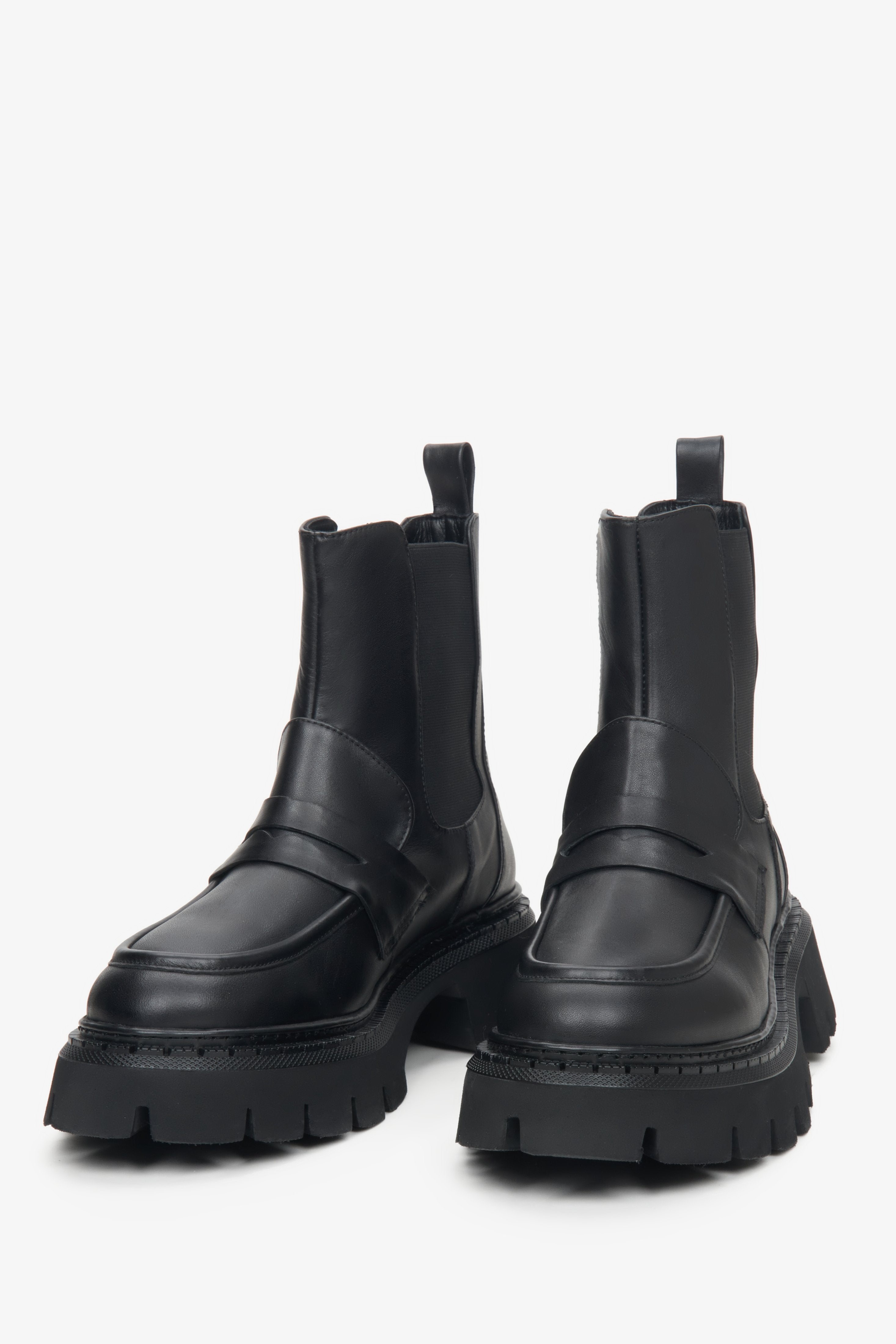 Women's black leather chelsea boots Estro.